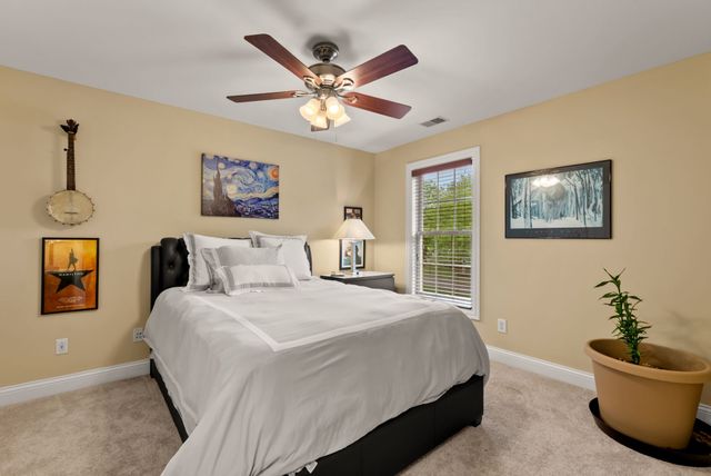 100 Lakecrest Cir, Hendersonville, TN 37075