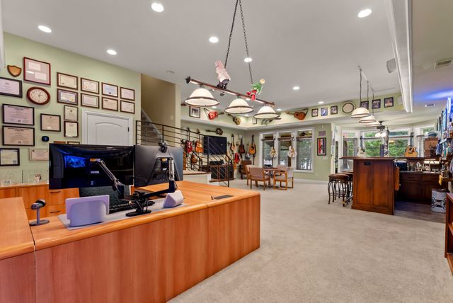 100 Lakecrest Cir, Hendersonville, TN 37075