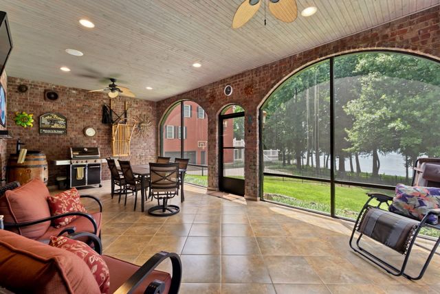 100 Lakecrest Cir, Hendersonville, TN 37075
