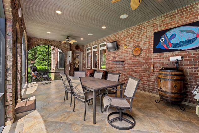 100 Lakecrest Cir, Hendersonville, TN 37075