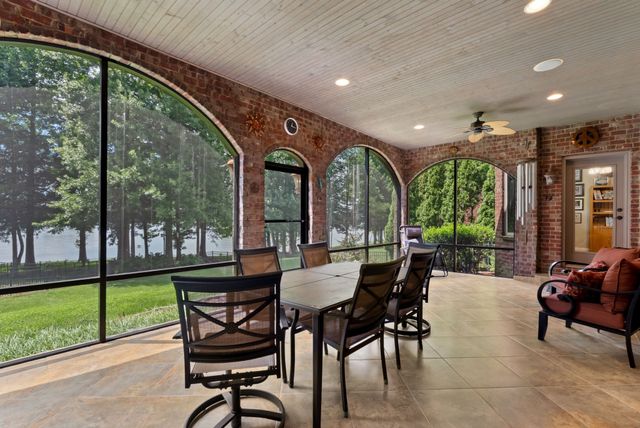 100 Lakecrest Cir, Hendersonville, TN 37075