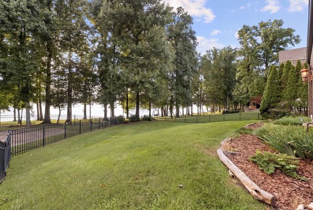 100 Lakecrest Cir, Hendersonville, TN 37075