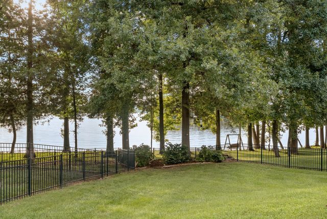 100 Lakecrest Cir, Hendersonville, TN 37075