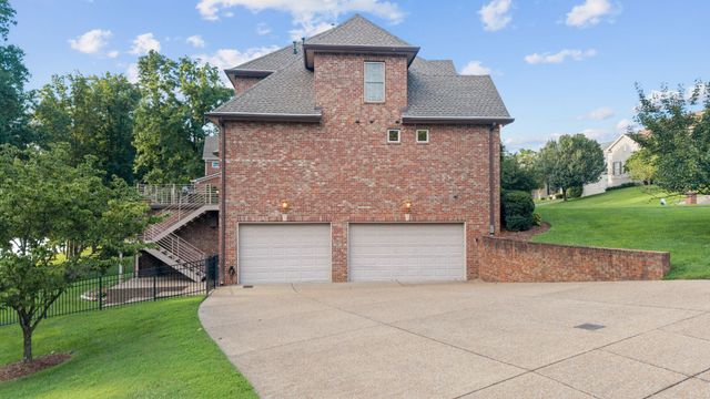 100 Lakecrest Cir, Hendersonville, TN 37075