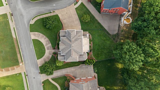 100 Lakecrest Cir, Hendersonville, TN 37075
