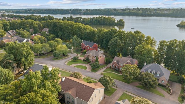 100 Lakecrest Cir, Hendersonville, TN 37075