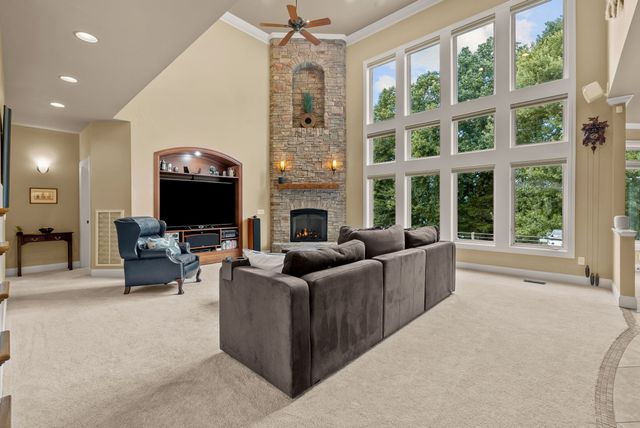 100 Lakecrest Cir, Hendersonville, TN 37075