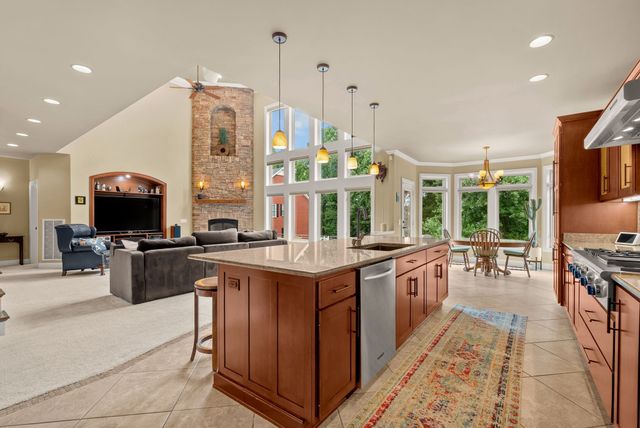 100 Lakecrest Cir, Hendersonville, TN 37075