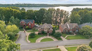 100 Lakecrest Cir, Hendersonville, TN 37075