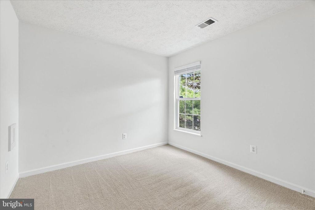 Image 34 of property listing at 1727 ALGONQUIN RD E, Frederick, MD 21701