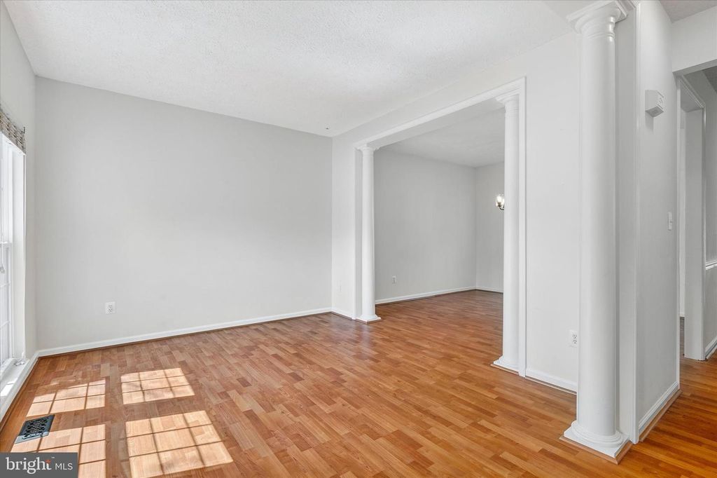 Image 8 of property listing at 1727 ALGONQUIN RD E, Frederick, MD 21701