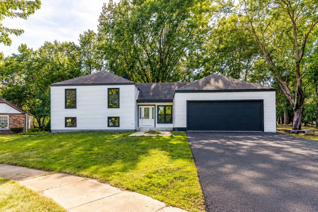 1482 Pebblestone Cove, Wheaton, IL 60189