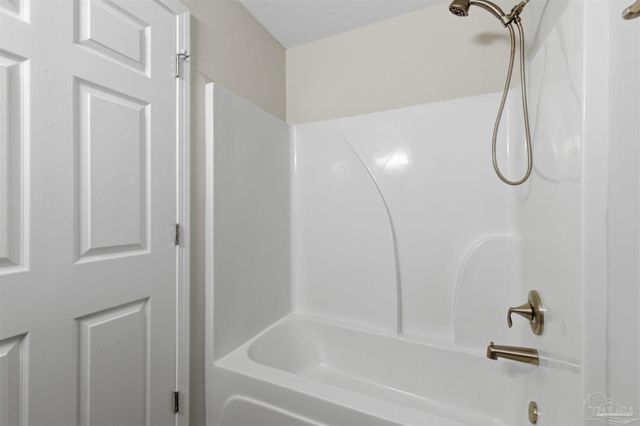 2049 N Roberts Cir, Cantonment, FL 32534