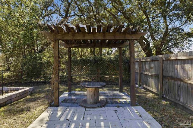 2049 N Roberts Cir, Cantonment, FL 32534