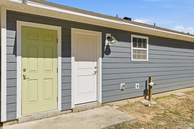 2049 N Roberts Cir, Cantonment, FL 32534