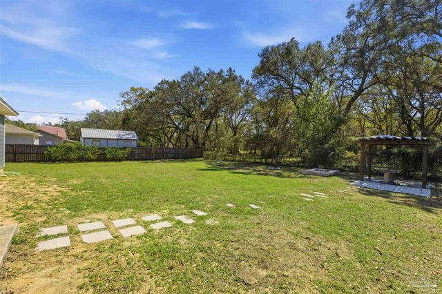 2049 N Roberts Cir, Cantonment, FL 32534