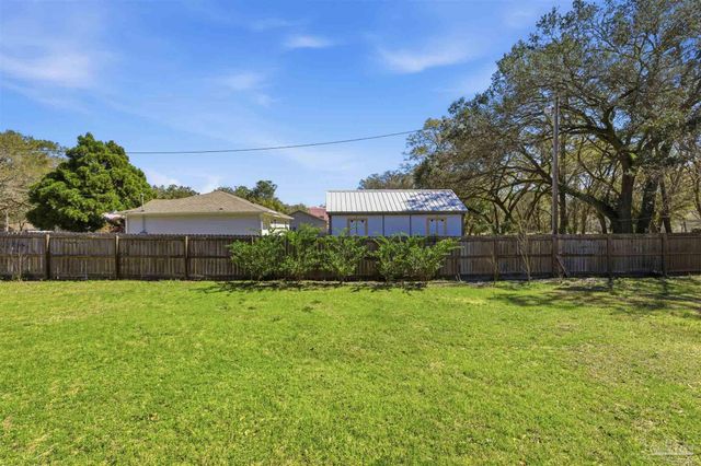 2049 N Roberts Cir, Cantonment, FL 32534