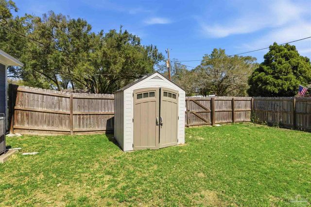 2049 N Roberts Cir, Cantonment, FL 32534