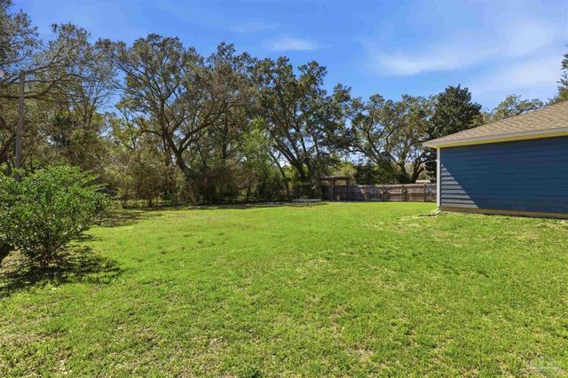 2049 N Roberts Cir, Cantonment, FL 32534