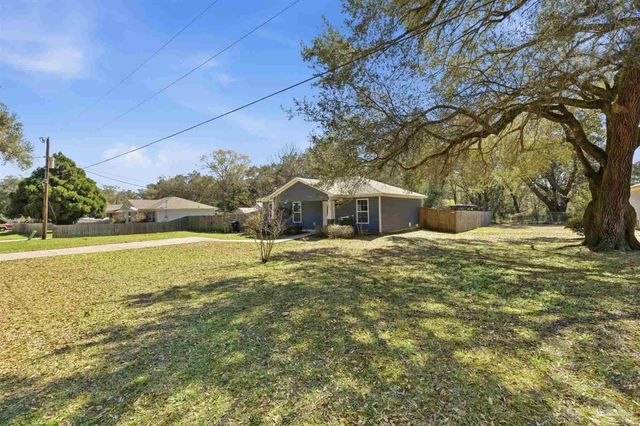 2049 N Roberts Cir, Cantonment, FL 32534