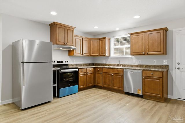 2049 N Roberts Cir, Cantonment, FL 32534