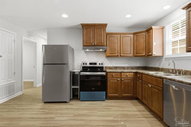 2049 N Roberts Cir, Cantonment, FL 32534