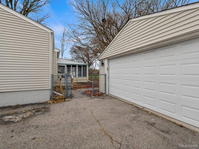 2149 Isabell Drive, Troy, MI 48083