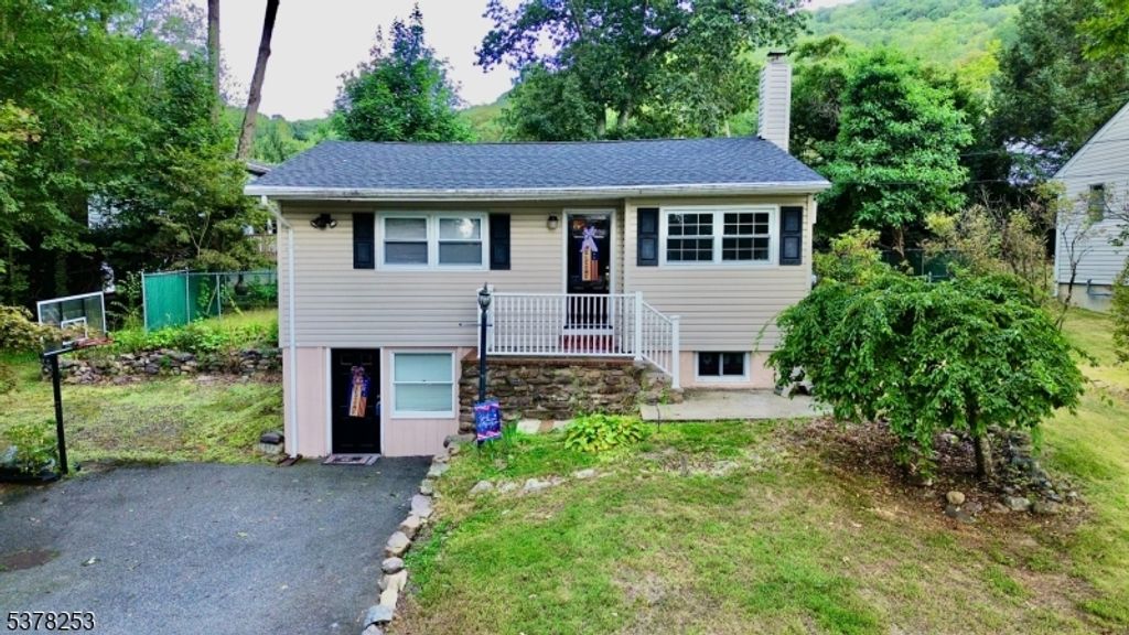 17 Seneca Trl, Jefferson Twp., NJ 07438
