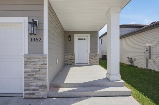 1462 68th Avenue S, Fargo, ND 58104