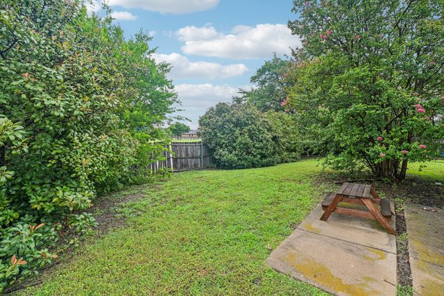 429 Clearwood Drive, Grand Prairie, TX 75052