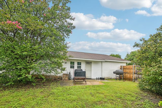 429 Clearwood Drive, Grand Prairie, TX 75052
