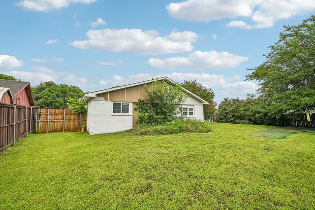 429 Clearwood Drive, Grand Prairie, TX 75052