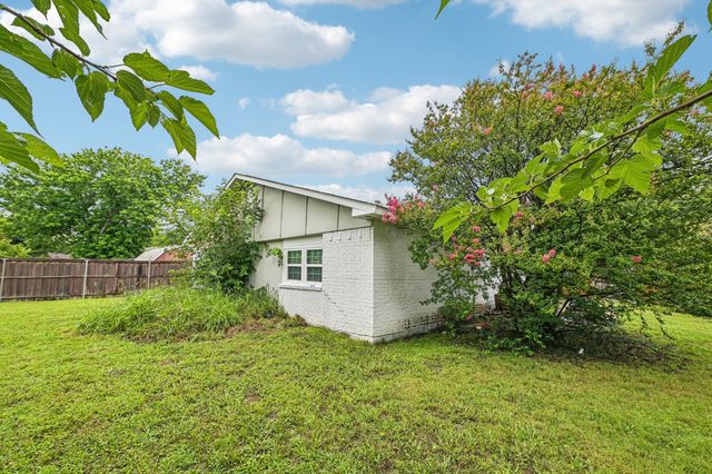 429 Clearwood Drive, Grand Prairie, TX 75052