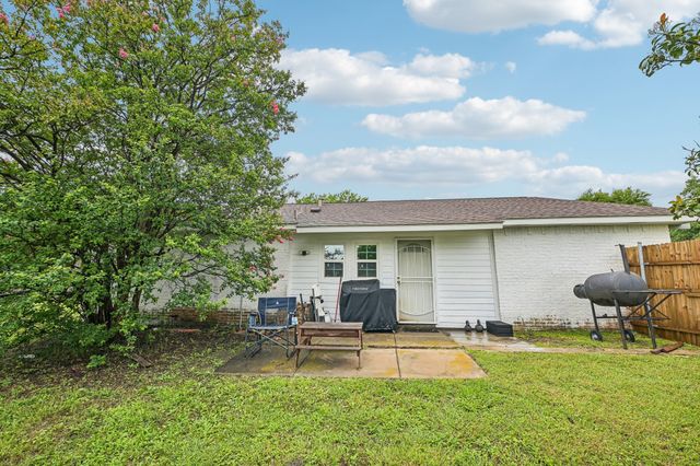 429 Clearwood Drive, Grand Prairie, TX 75052