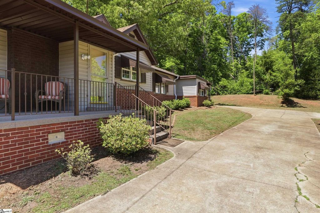 556 Club Drive, Greenville, SC 29611