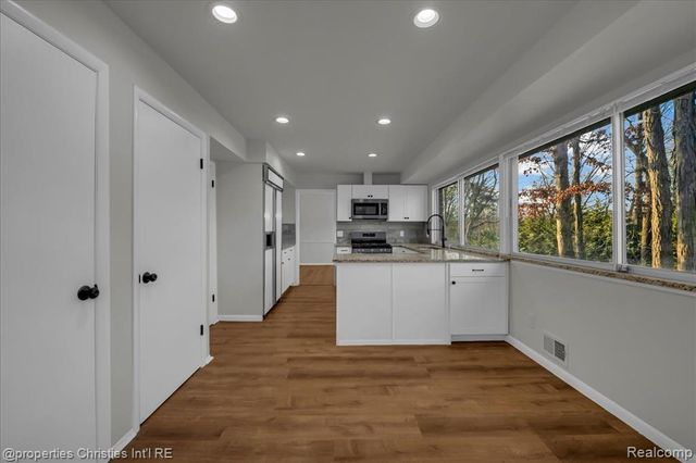 4970 Hardwoods Drive, West Bloomfield, MI 48323