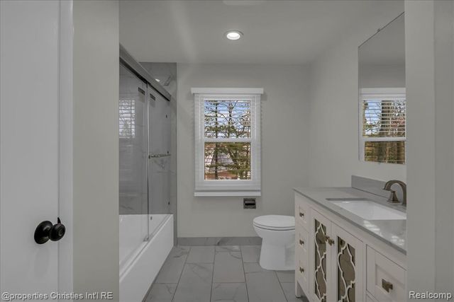 4970 Hardwoods Drive, West Bloomfield, MI 48323