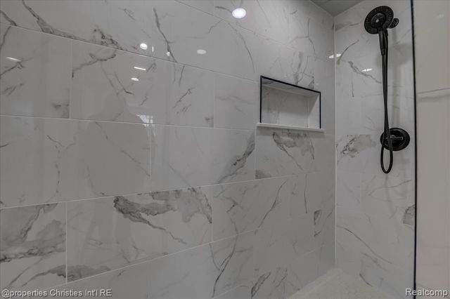 4970 Hardwoods Drive, West Bloomfield, MI 48323