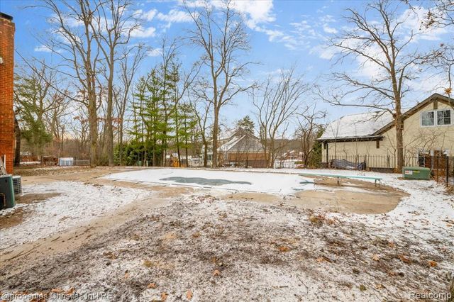 4970 Hardwoods Drive, West Bloomfield, MI 48323