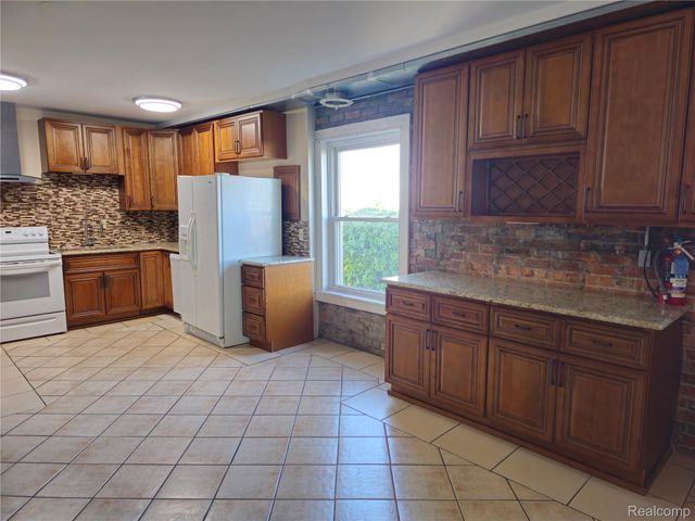 1104 4TH St Unit 2, Port Huron, MI 48060