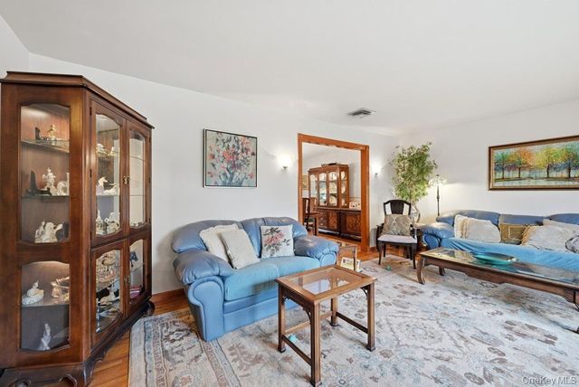 23 Maryetta Court, Syosset, NY 11791