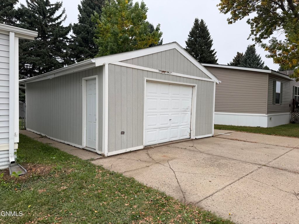 4138 Arlington Drive, Bismarck, ND 58503 photo 3