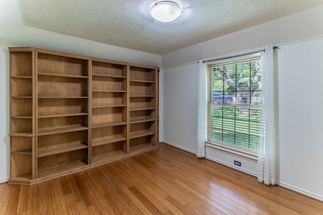 127 Nicklaus Nook, Lancaster, TX 75146