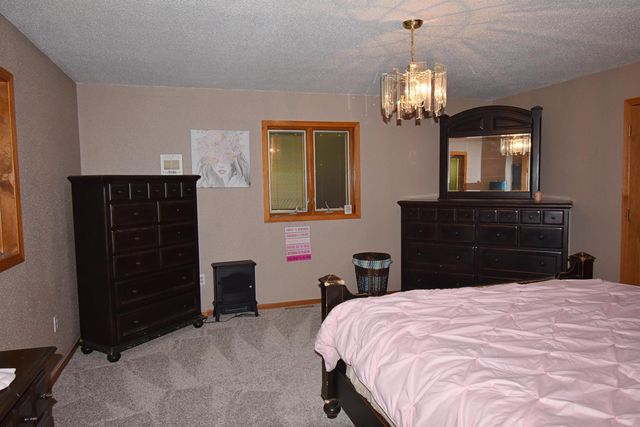 806 9th Ave. S.W., Independence, IA 50644