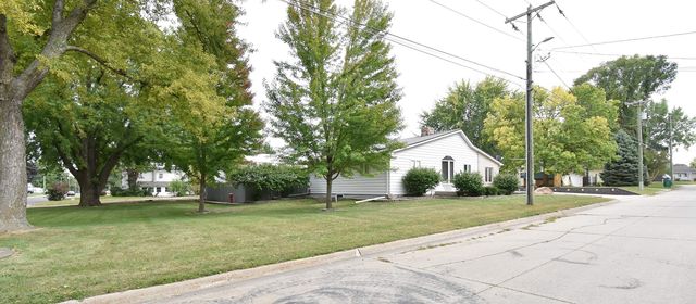806 9th Ave. S.W., Independence, IA 50644