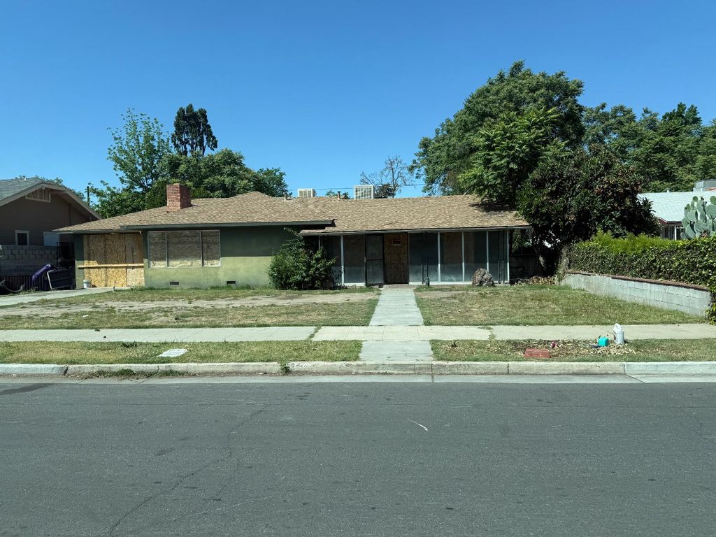 Image 1 of property listing at 1021 E Cortland Avenue, Fresno, CA 93704