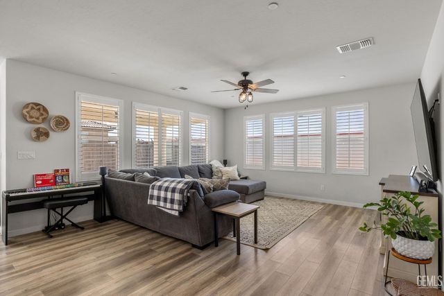 15 Claudia Autumn Drive, Bakersfield, CA 93314