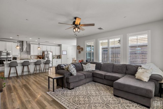 15 Claudia Autumn Drive, Bakersfield, CA 93314