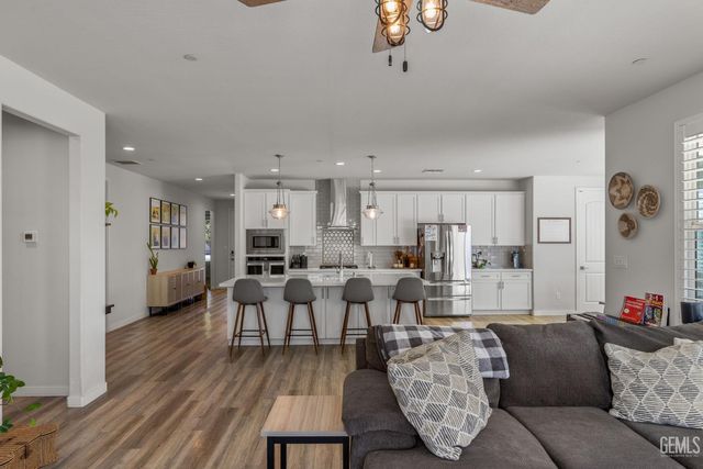 15 Claudia Autumn Drive, Bakersfield, CA 93314