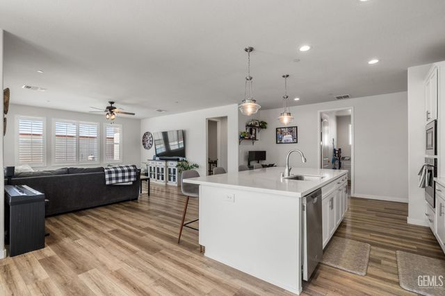 15 Claudia Autumn Drive, Bakersfield, CA 93314